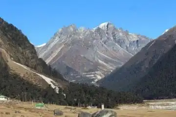 visit a charming destination Yumthang